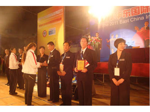倪校长在华东国际标准舞蹈节暨徐州全国体育舞蹈城市公开赛授牌